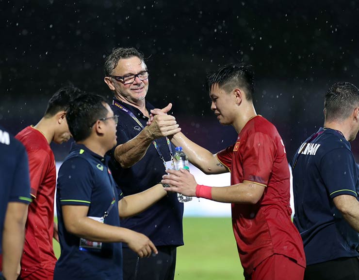 U22 Việt Nam vào bán kết SEA Games: HLV Troussier ăn mừng hớn hở, chụp selfie với trợ lý - 4