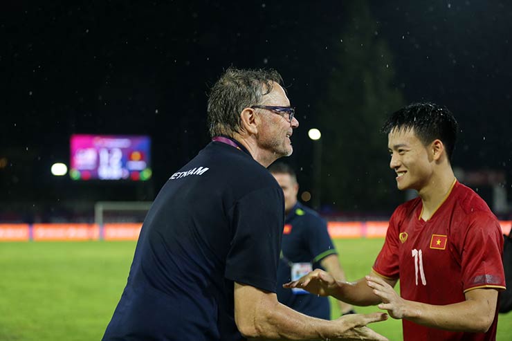 U22 Việt Nam vào bán kết SEA Games: HLV Troussier ăn mừng hớn hở, chụp selfie với trợ lý - 5