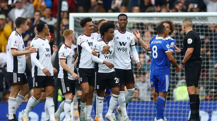 Willian ghi bàn bất ngờ từ một cú sút phạt may mắn cho Fulham