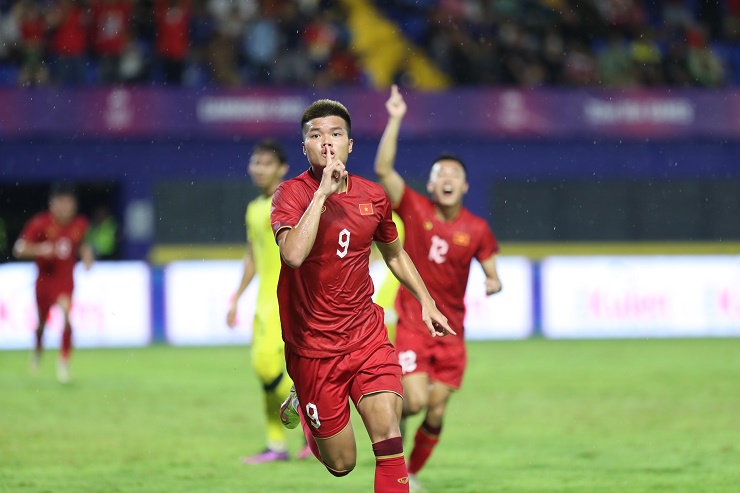 Video bóng đá U22 Việt Nam - U22 Malaysia: Rượt đuổi 3 bàn & 2 thẻ đỏ, đoạt vé bán kết (SEA Games) - 1