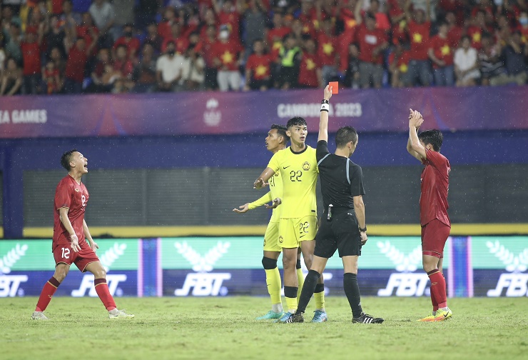 Video bóng đá U22 Việt Nam - U22 Malaysia: Rượt đuổi 3 bàn & 2 thẻ đỏ, đoạt vé bán kết (SEA Games) - 2
