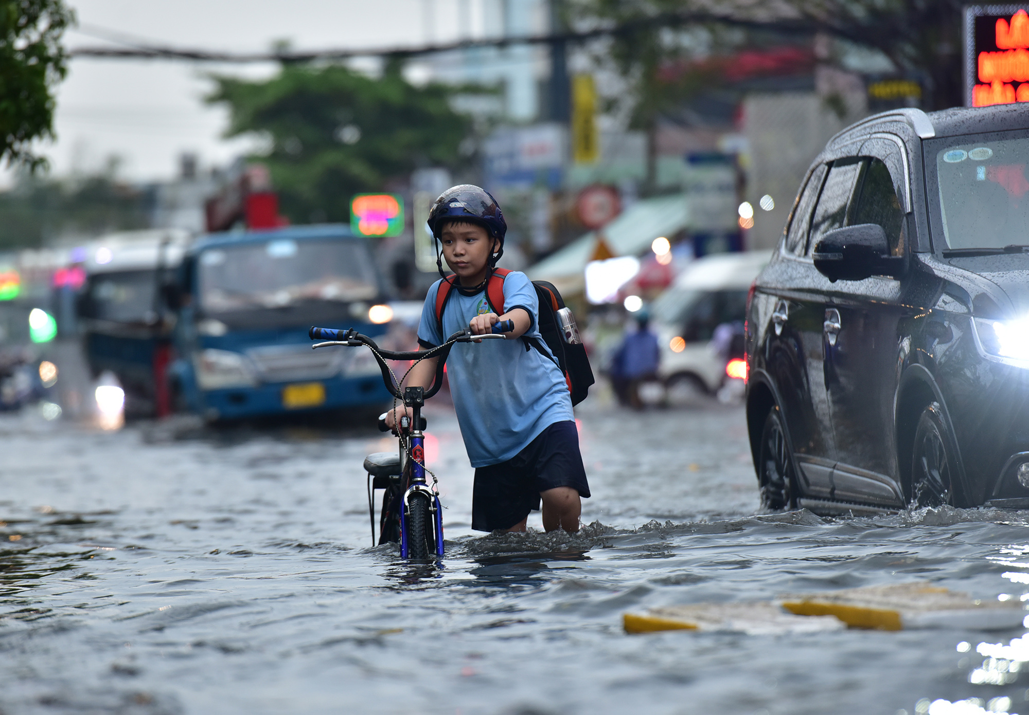 Đường ngập lút bánh xe, người người vất vả lội nước về nhà sau trận “mưa vàng” - 7