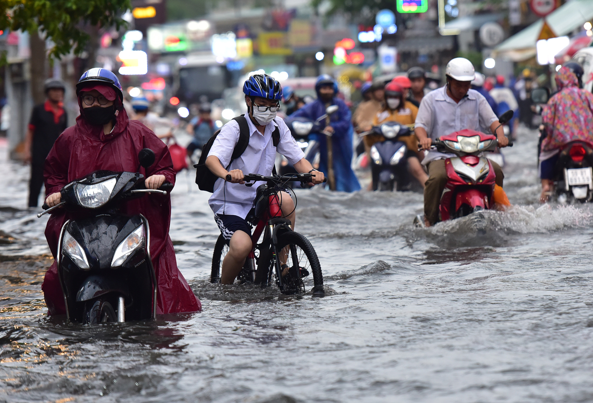 Đường ngập lút bánh xe, người người vất vả lội nước về nhà sau trận “mưa vàng” - 8