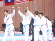 Thể thao - Nghẹn ngào thầy trò karate Việt Nam ôm nhau bật khóc với cú đúp HCV SEA Games