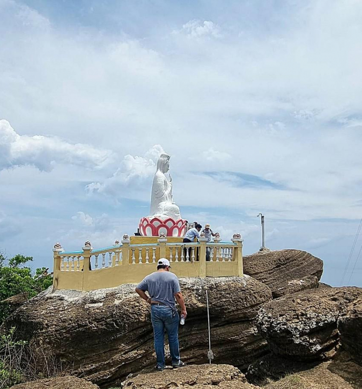 Cơ quan điều tra khám nghiệm hiện trường. Ảnh: PĐ