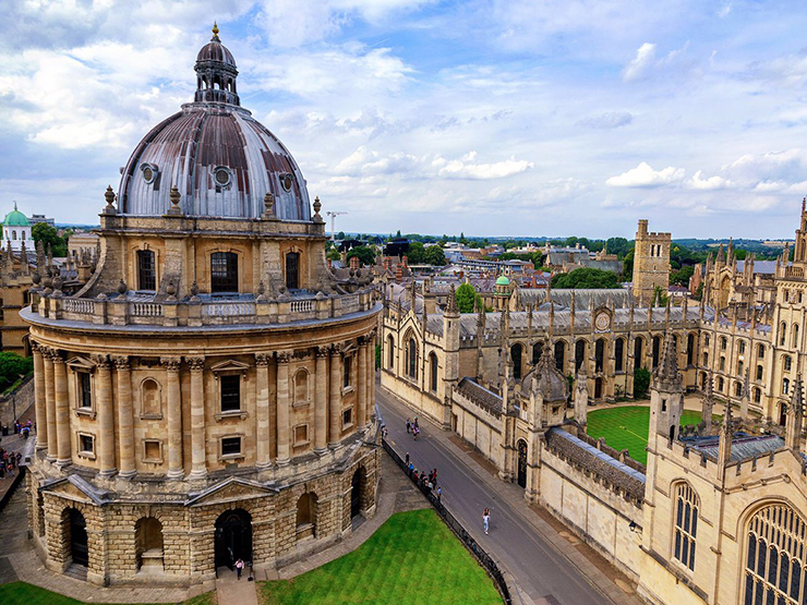 Đại học Oxford là một trong những trường đại học hàng đầu của Anh và thế giới. Được thành lập vào thế kỷ 12, đại học này có một lịch sử lâu đời, uy tín về giáo dục, nghiên cứu và có nhiều đóng góp lớn cho xã hội.

