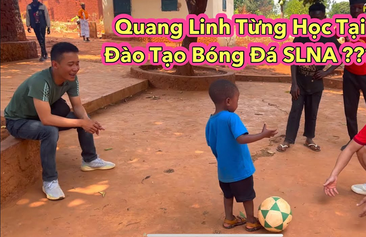 Cả hai chàng trai 9X đều sinh ra và lớn lên ở huyện Yên Thành (Nghệ An). Trong video, Quang Linh tiết lộ từng tham gia tuyển chọn cầu thủ của đội bóng SLNA. Tuy nhiên, may mắn không mỉm cười với anh. Trong khi đó, Phan Văn Đức lại được “lò” SLNA đến nhà chiêu mộ.
