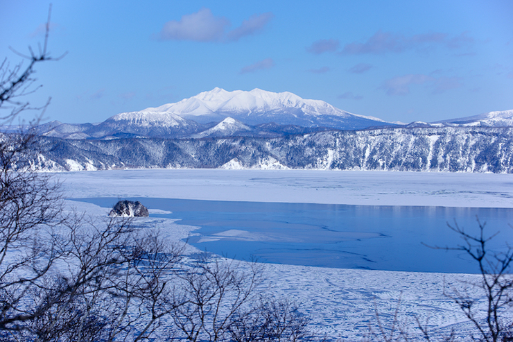 Hokkaido (78.719 km2): Hokkaido là hòn đảo lớn thứ 21 trên thế giới và lớn thứ hai ở Nhật Bản. Đây là một trong những nơi nghỉ dưỡng phổ biến nhất trong mùa hè ở xứ sở hoa anh đào. Do khí hậu hải đảo nên vào cao điểm của mùa hè, nơi đây mát hơn rất nhiều so với đất liền, với 6 công viên quốc gia và các loài động vật hoang dã đa dạng tạo nên một chuyến đi thú vị.
