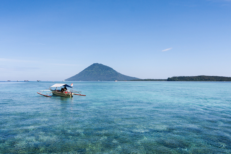 Sulawesi (180.681 km2): Hòn đảo núi lửa Sulawesi, từng được gọi là Celebes, là một phần của Indonesia. Hòn đảo có hình dạng khác thường này có khá nhiều&nbsp;bán đảo đặc biệt.
