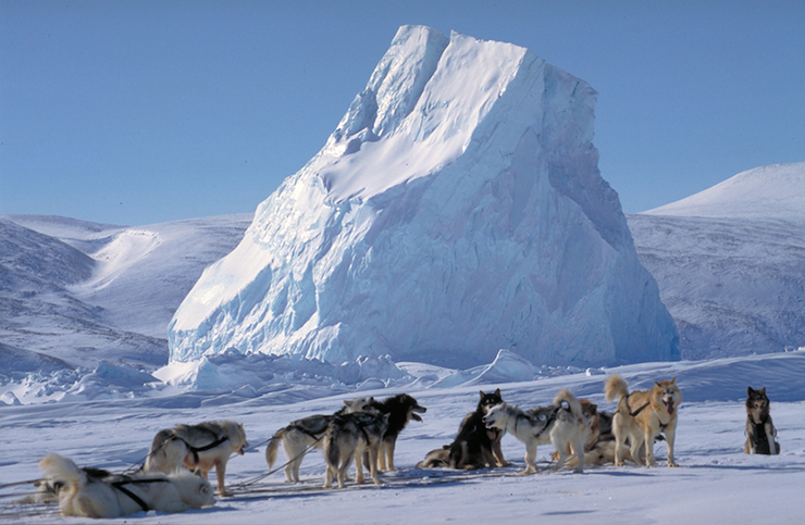 Đảo Baffin (507.451 km2) là hòn đảo lớn nhất ở Canada. Mặc dù có phong cảnh tuyệt vời với các vịnh hẹp, hồ nước ngọt và công viên quốc gia đầy sông băng, nhưng đây là một trong những hòn đảo khắc nghiệt nhất trên Trái đất với nhiệt độ trung bình hằng năm là -8°C.
