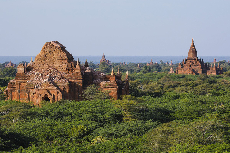 Khách du lịch và người dân địa phương tham quan đền Tha Mu Hti (bên phải) ở Bagan. Bên trái là một công trình khác bị hư hại bởi trận động đất.
