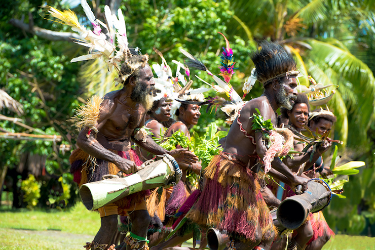 New Guinea (785.753 km2) là một hòn đảo khổng lồ, dài hơn 2.400km. Giống như Borneo, nó được quản lý&nbsp;bởi nhiều quốc gia – Indonesia và Papua New Guinea. Với những cư dân đầu tiên đã định cư trên đảo hơn 40.000 năm trước, hòn đảo này đã được săn đón nhờ trữ lượng đồng và vàng khổng lồ trong nhiều thế kỷ.
