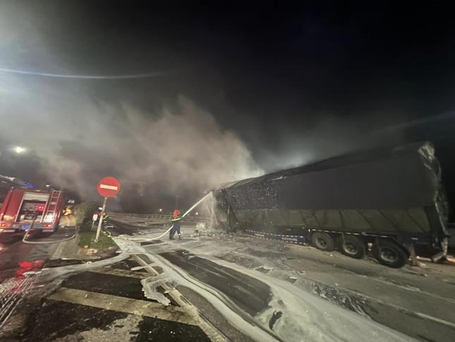 Container bất ngờ bốc cháy dữ dội trên quốc lộ 1A - 2