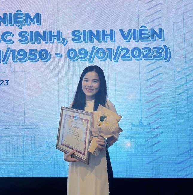 Thu Hằng tại Lễ tuyên dương “Sinh viên 5 tốt” cấp thành phố năm 2023.