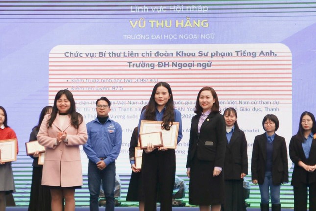 Thu Hằng là 1 trong 18 cá nhân nhận danh hiệu “Thanh niên tiêu biểu” của Đại học Quốc gia Hà Nội năm 2022.