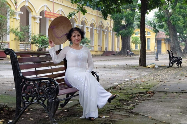 Thân thế kín tiếng của mẹ ruột Chi Pu: Giáo viên trường cấp 2 nổi tiếng ở Hà Nội, dốc sức cùng chồng nuôi dạy con - 1