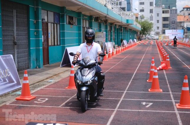 Những sai lầm tai hại khi đi xe máy - 3