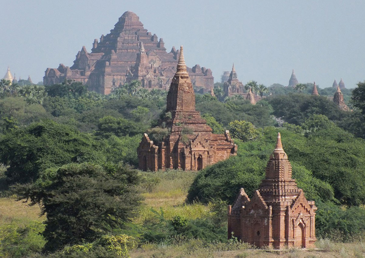 Dhammayangyi - ngôi chùa lớn nhất ở Bagan, nổi bật giữa những ngôi chùa và đền thờ khác.
