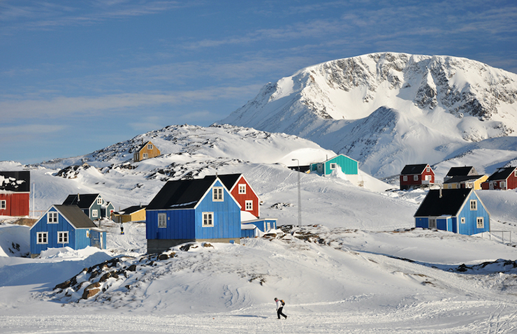 Greenland (2.130.800 km2) là hòn đảo lớn nhất trên thế giới, là một lãnh thổ độc lập của Đan Mạch, mặc dù có diện tích lớn nhưng hầu như không có người ở. Là ngôi nhà của hơn 50.000 người, phần lớn địa hình của nó được tạo thành từ các sông băng khắc nghiệt&nbsp;và các tảng băng lớn.
