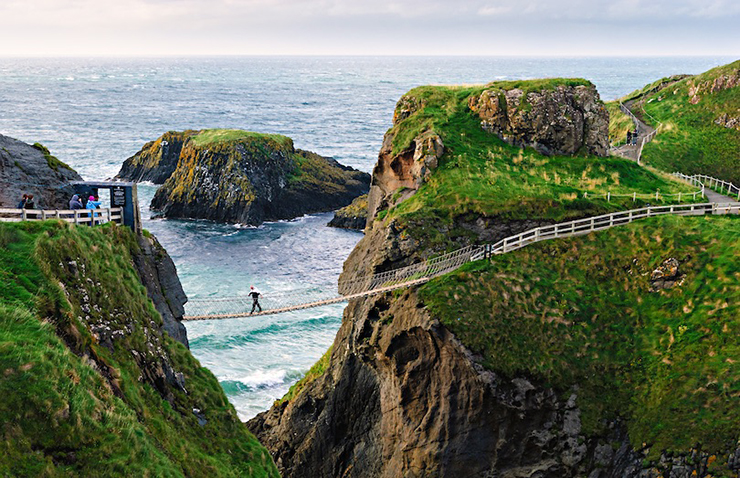 Ireland (84.421 km2): Ireland là hòn đảo lớn thứ ba ở châu Âu. Được tạo thành từ khoảng 80 hòn đảo khác nhau và chỉ 20 trong số đó là có người ở lâu dài. Được ngăn cách với Vương quốc Anh bởi Kênh Bắc, biển Ailen và kênh St. George, đây là đảo lớn thứ hai của Quần đảo Anh.
