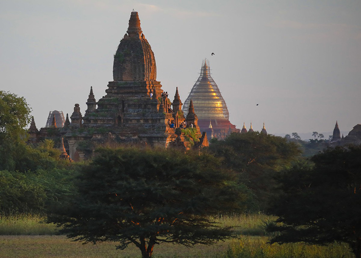 Du khách tham quan di tích lịch sử Bagan.
