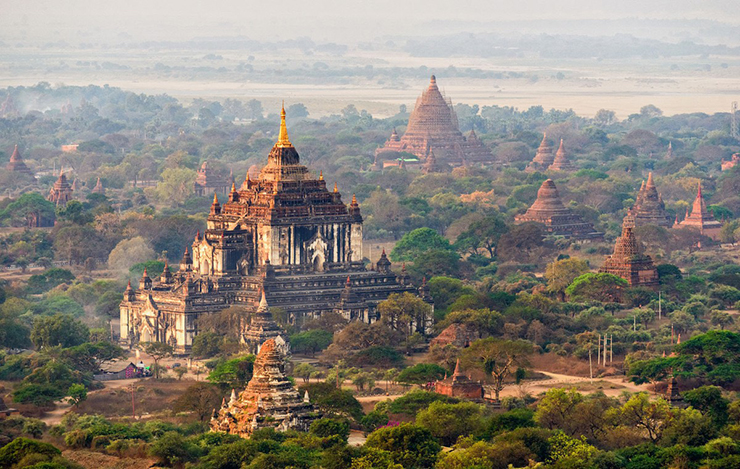 Ngôi đền Thatbyinnyu thế kỷ 12 (bên trái) nằm giữa những ngôi đền khác ở Old Bagan, khi nhìn từ trên cao.
