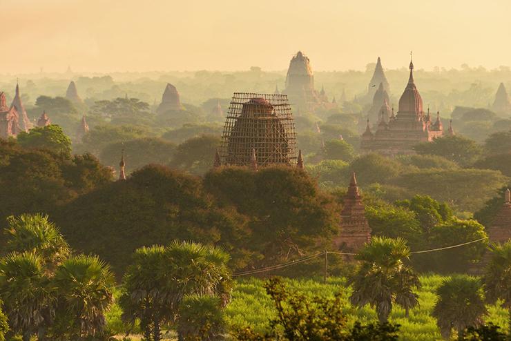 Khung cảnh Bagan chụp lúc mặt trời mọc.&nbsp;Một số công trình đang được sửa chữa sau trận động đất lớn vào tháng 8 năm 2016.
