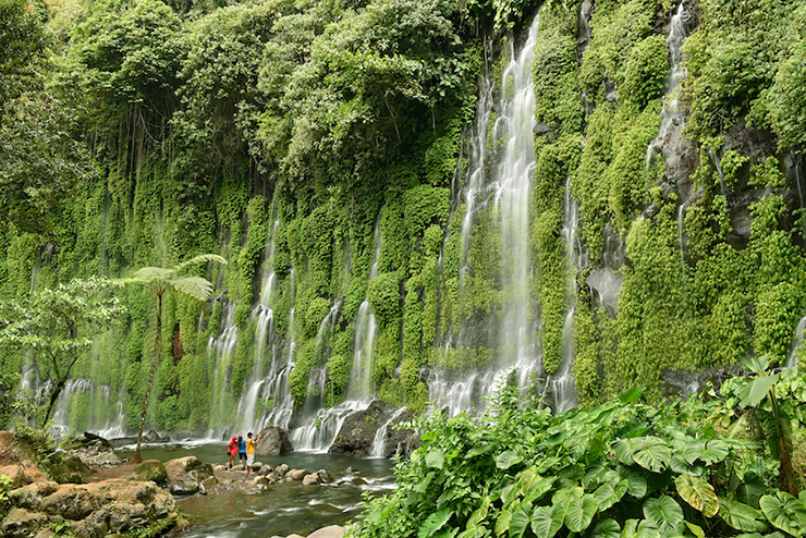 Mindanao (97.530 km2): Là hòn đảo lớn thứ hai ở Philippines,&nbsp;Mindanao là nơi sinh sống của hơn 20 triệu người. Nó được ưu ái gọi là “Miền đất hứa của Philippines” do sự đa dạng sinh học phong phú&nbsp;nhờ những ngọn núi, sông, thác nước, hồ và đồng bằng rực rỡ.
