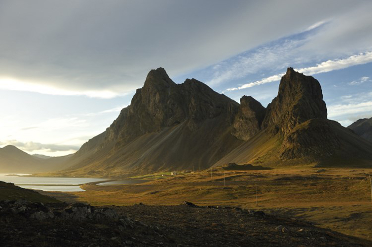 Iceland (101.826 km2): Là hòn đảo lớn thứ hai ở châu Âu, Iceland là một địa điểm du lịch vô cùng nổi tiếng. Với hơn 4.800km đường&nbsp;bờ biển đầy núi non hùng vĩ, Iceland chỉ nhỏ hơn bang Kentucky một chút. Mặc dù có kích thước khổng lồ, Iceland là một trong những hòn đảo có dân cư thưa thớt nhất trên thế giới, chỉ với dân số 360.000 người.
