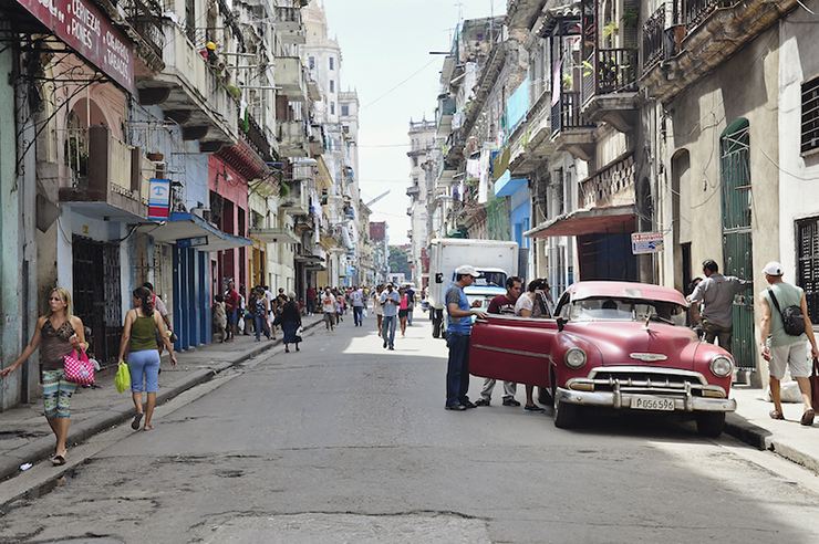 Cuba (105.806 km2): Nơi này có vô số hòn đảo ở phía bắc biển Caribe. Với chiều dài hơn 1.250km, hòn đảo chính của Cuba có sự kết hợp thú vị giữa kiến trúc Tây Ban Nha, những bãi biển đẹp và&nbsp;cánh đồng thuốc lá được sử dụng để tạo ra xì gà Cuba nổi tiếng của đất nước.
