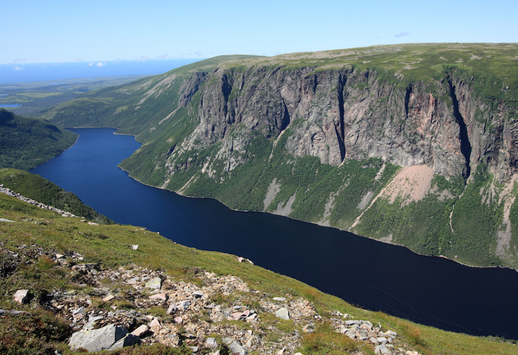 Newfoundland (108.860 km2): Nằm ngoài khơi bờ biển phía đông của Canada, Newfoundland là hòn đảo lớn thứ tư ở Canada. Là tỉnh cực đông của Canada, đây cũng là hòn đảo lớn nhất của quốc gia này bên ngoài miền Bắc và là địa điểm nổi tiếng để ngắm Bắc cực quang.
