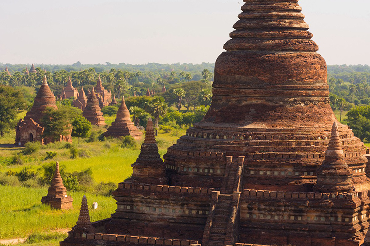 Du khách choáng ngợp trước số lượng các công trình tôn giáo trong Khu khảo cổ Bagan.
