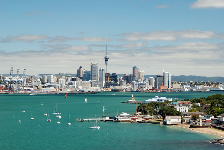 Đảo Bắc (111.583 km2): Đảo Bắc&nbsp;của New Zealand trải dài 1.600km tại điểm dài nhất và 450km tại điểm rộng nhất. Cả thủ đô Wellington và Auckland, được gọi là thành phố của những cánh buồm, đều nằm&nbsp;trên Đảo Bắc xinh đẹp của New Zealand.
