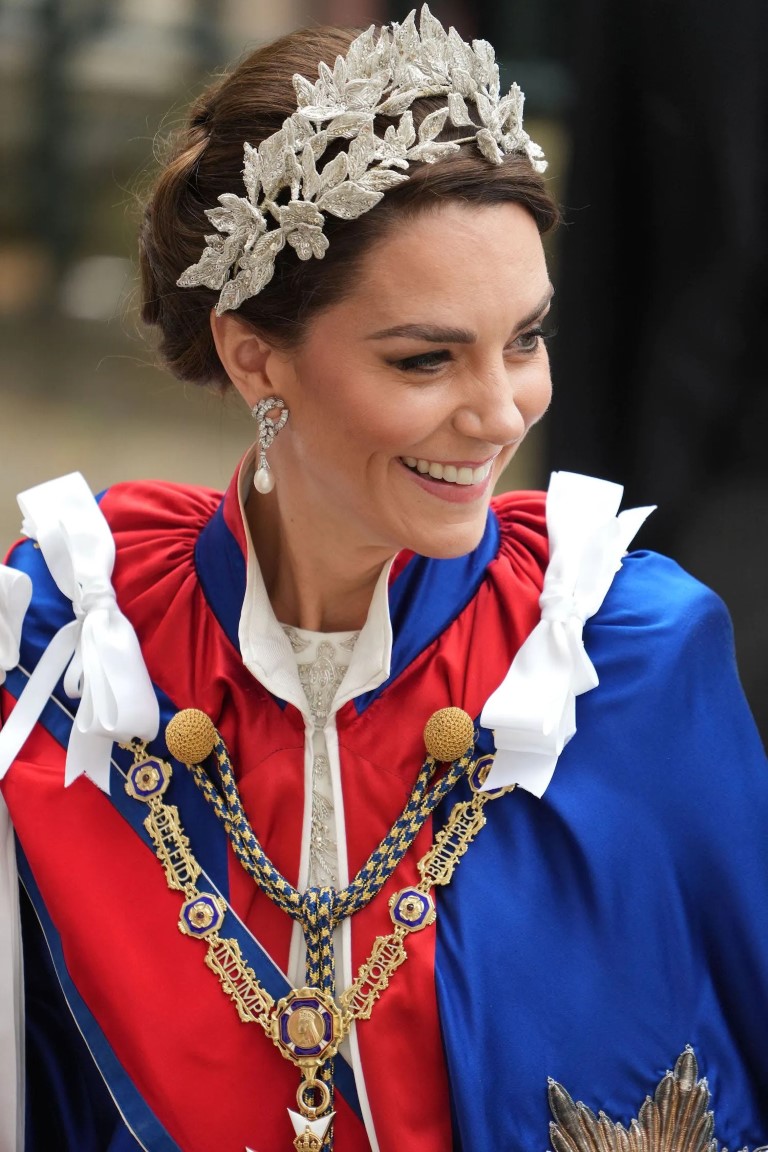 Kate Middleton đeo chuỗi trang sức của Công nương Diana tại Lễ đăng quang - 1