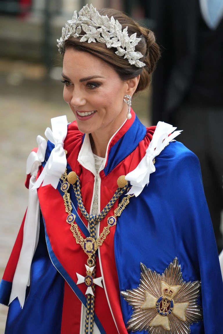 Kate Middleton đeo chuỗi trang sức của Công nương Diana tại Lễ đăng quang - 2