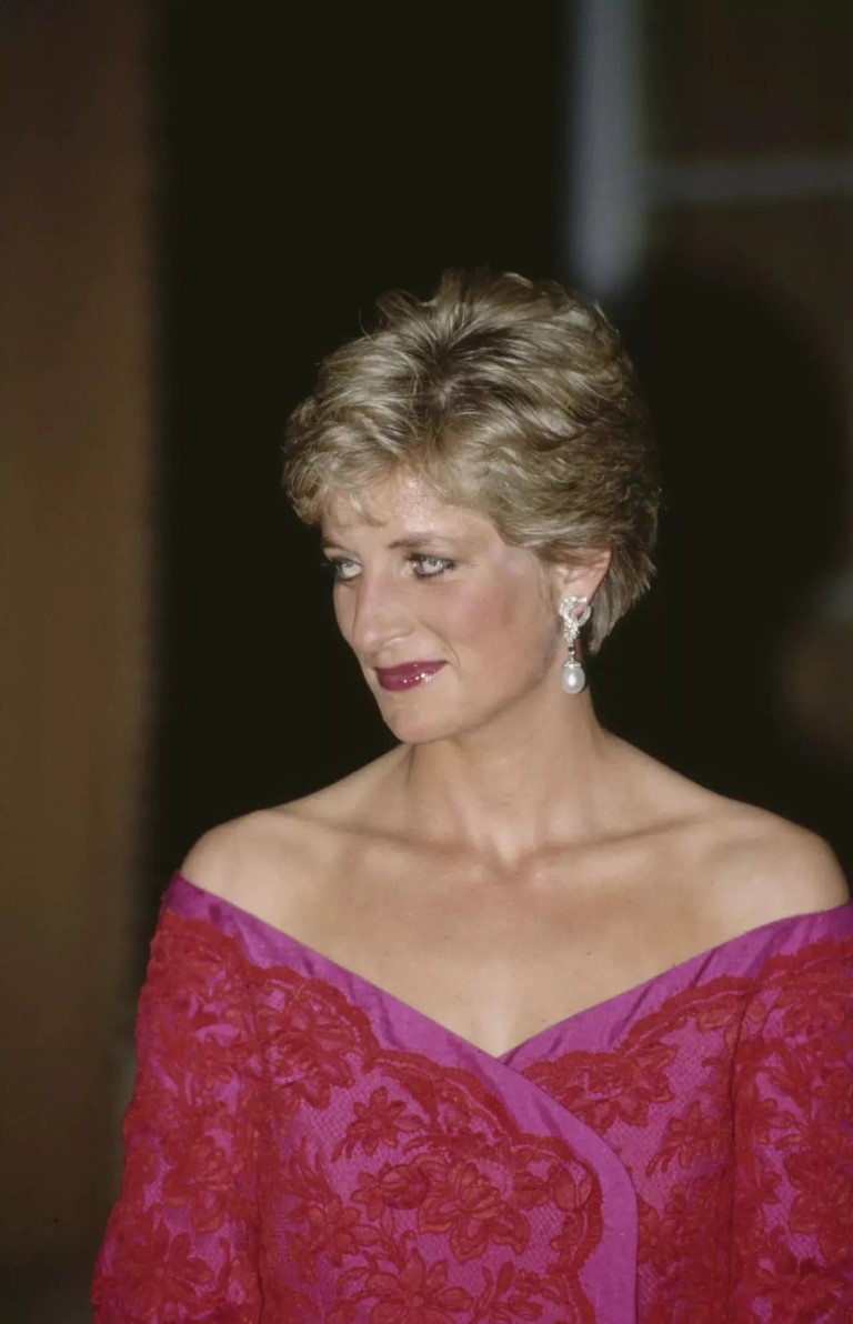 Kate Middleton đeo chuỗi trang sức của Công nương Diana tại Lễ đăng quang - 3