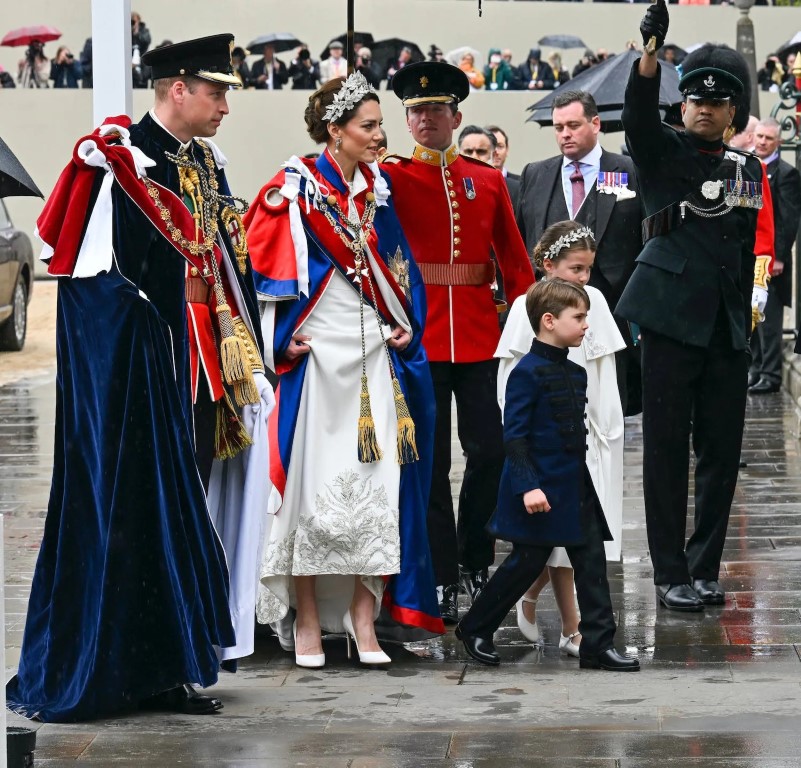 Kate Middleton đeo chuỗi trang sức của Công nương Diana tại Lễ đăng quang - 4
