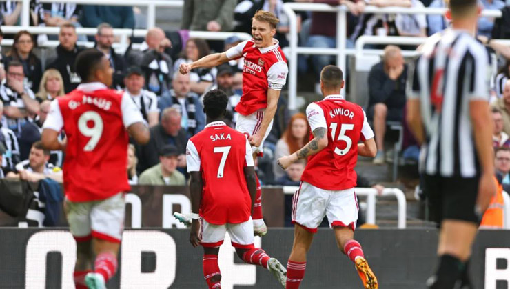 Martin Odegaard ghi bàn lịch sử trong ngày Arsenal thắng Newcastle 2-0
