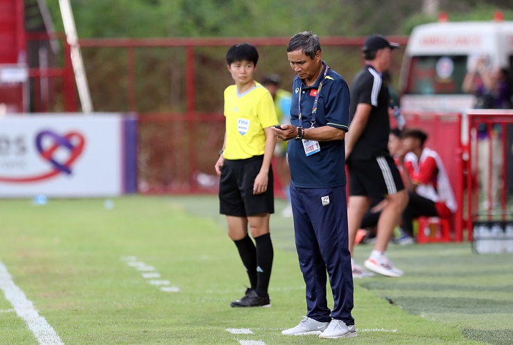 Ông Chung còn theo dõi kết quả trận đấu diễn ra cùng giờ giữa ĐT nữ Myanmar và ĐT nữ Malaysia.