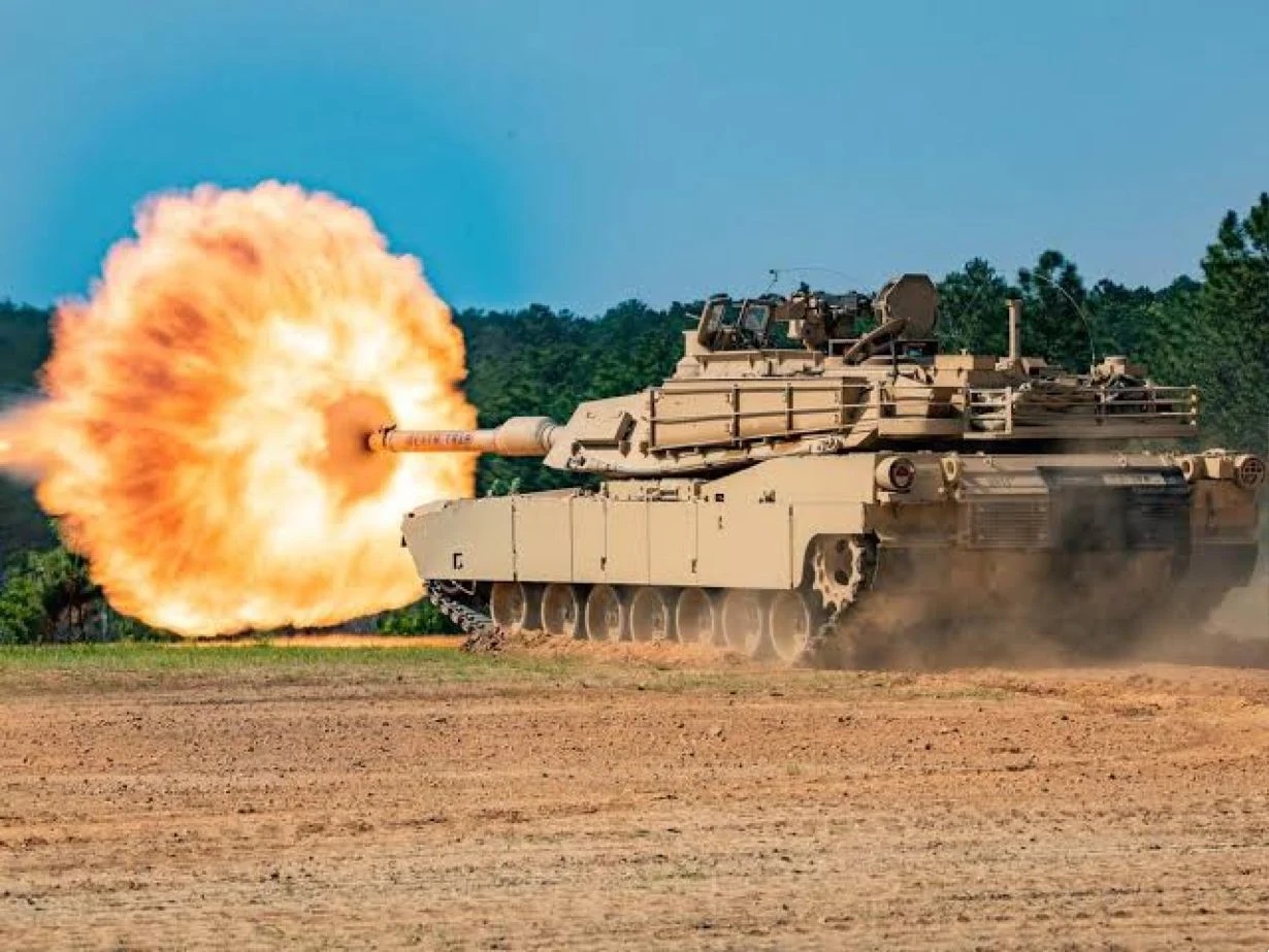 Một xe tăng Abrams khai hỏa. Ảnh: ET