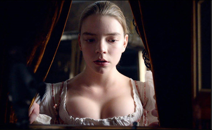 Trang phục của Emma (Anya Taylor-Joy) trong phim là những bộ váy áo bó chẽn, tôn vòng một.
