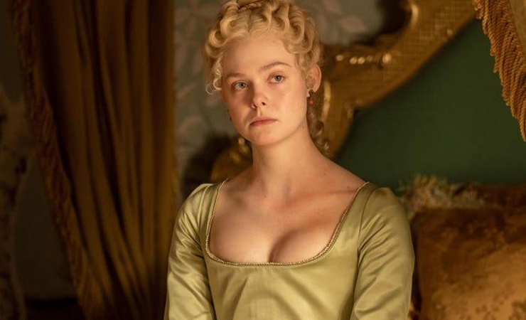 Elle Fanning phải tập hít thở vì gặp khó khăn để thở và nói khi mặc những chiếc corset.
