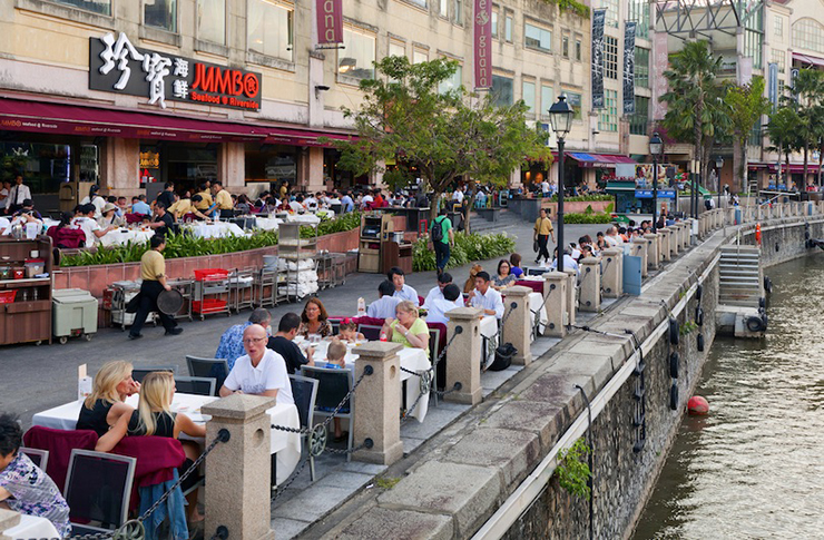 Bến cảng: Đây là bến cảng ven sông của Singapore, từ Boat Quay đến Clarke Quay và Robertson Quay, nơi này vào ban đêm  vô cùng náo nhiệt bởi được thắp sáng với vô vàn ánh điện. Các quán bar và quán ăn phục vụ các món ăn Singapore cổ điển tại Clarke Quay lịch sử cùng với các nhà hàng cao cấp ở Robertson Quay luôn là nơi cực thu hút du khách.
