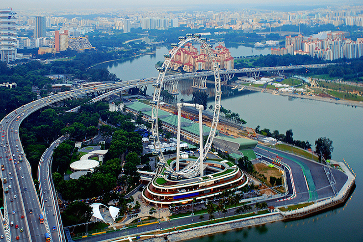 Singapore Flyer là vòng đu quay&nbsp;khổng lồ với những cảnh quan tuyệt đẹp bên dưới. Các khoang lớn có thể chứa tới 28 người. Khi khai trương vào năm 2008, đây là vòng đu quay cao nhất thế giới, tới 165m. Nằm trên vịnh Marina, nhà ga của Flyer có 3 tầng nhà hàng, cửa hàng và các dịch vụ khác.
