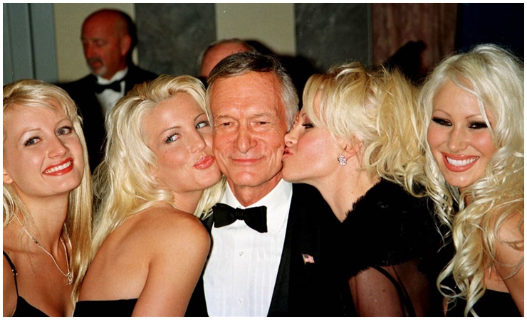 Hugh Hefner từng 3 lần kết hôn nhưng đều đổ vỡ. Ông thừa nhận rằng mình không thiếu mỹ nữ nóng bỏng vây quanh.