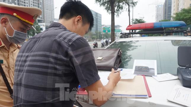 Cảnh sát giao thông mang máy in ra chốt, tài xế ngỡ ngàng khi xem hình ảnh vi phạm - 4
