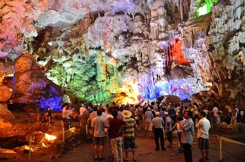 Động Thiên Cung sở hữu cấu trúc nhiều tầng với các khối nhũ đá nhiều hình dáng. (Ảnh:St)