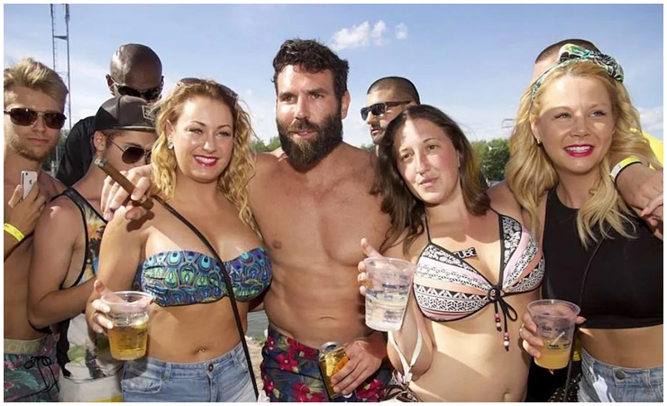 Với khối tài sản kếch xù, Dan Bilzerian tổ chức nhiều bữa tiệc tùng xa xỉ, phóng túng.