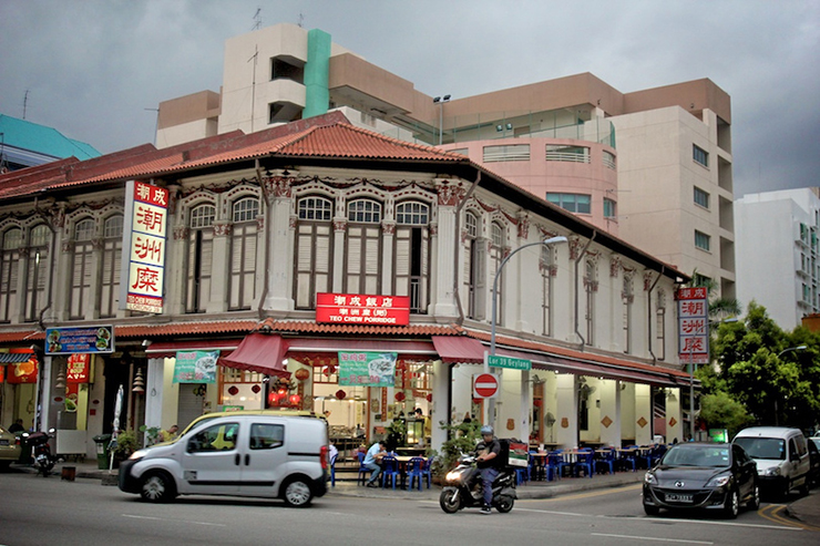 Geylang từng có lịch sử là khu đèn đỏ của Singapore, nhưng khu vực này đã phát triển rất nhiều và chủ yếu là khu dân cư với những ngôi nhà và&nbsp;cửa hàng truyền thống. Geylang là một khu phố thân thiện và là nơi bạn có thể ở lại và trải nghiệm cuộc sống thường ngày của người dân Singapore.
