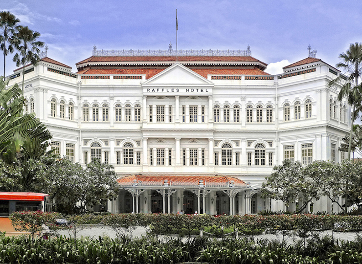 Khách sạn Raffles là bộ mặt của Singapore. Kể từ khi mở cửa vào năm 1887, nó nhanh chóng trở thành nơi lưu trú tại Singapore của những người nổi tiếng đã làm tăng thêm danh tiếng cho nó. Khách sạn&nbsp;sang trọng này có 15 nhà hàng và quán bar, bao gồm cả Long Bar là nơi sáng chế ra loại cocktail Singapore Sling nổi tiếng.
